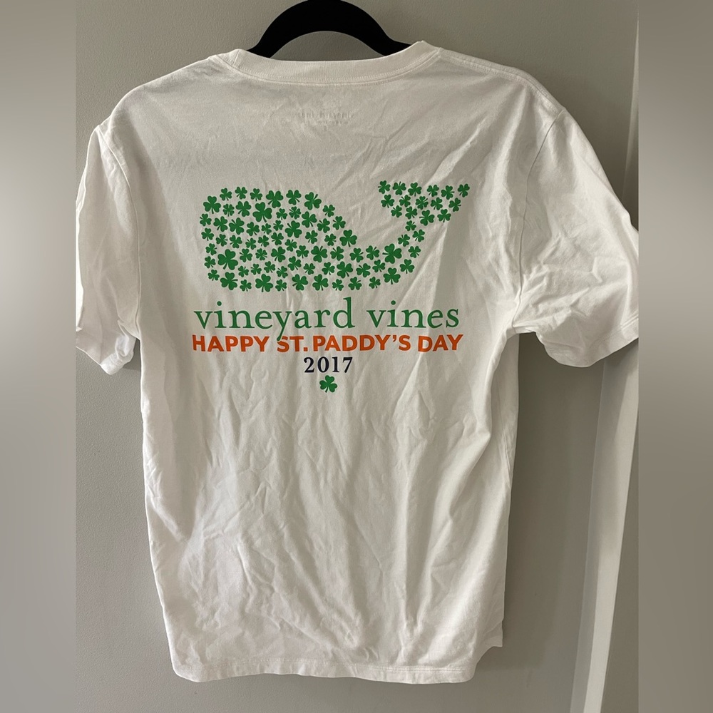 Vineyard vines holiday t shirt